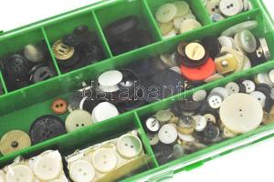 Gombtároló doboz, tele különféle gombokkal, 27x16 cm