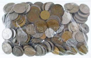 Vegyes külföldi fémpénz tétel ~1kg-os súlyban, csak Európán, USA-n és Kanadán kívüli érmékkel T:vegyes Mixed foreign coin lot (~1kg), without European, USA and Canadian coins C:mixed