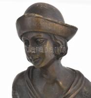 Demétre Chiparus után: Hölgy kalapban. Francia öntési pecséttel, márvány talpazaton, jelzett, hibátl...