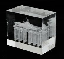 Lézergravírozott asztaldísz. A Brandenburgi kapu ábrázolásával, hibátlan, dobozában, 7x6x4 cm