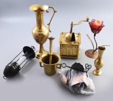 7 darabos bronz és fém tétel, közte értékes darabokkal, kávédaráló, mozsár, stb., vegyes méret és állapot