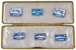 Szovjetunió DN "Szovjet Duna Hajózási Társaság" 6xklf Al jelvényből álló szett eredeti "USSR Morflot" dísztokban, benne: Ajvazovszkij, Volga, Oszétia, Ukrajna, Dnyeper, Moldva. T:UNC Soviet Union "Soviet Danube Shipping Company" 6xdiff Al bdges in set, in original "USSR Morflot" decorative case, within: Aivazovsky, Volga, Ossetia, Ukraine, Dnieper, Moldavia. C:UNC