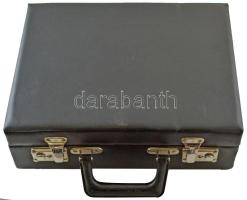 Fekete műbőr éremtartó koffer, tálcák nélkül, használt de jó állapotban