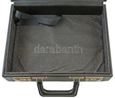 Fekete műbőr éremtartó koffer, tálcák nélkül, használt de jó állapotban