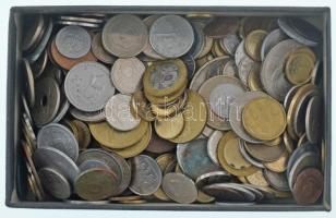 Vegyes, magyar és külföldi érmetétel mintegy ~1kg súlyban, T:vegyes Mixed, Hungarian and foreign coin lot (~1kg) C:mixed
