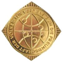 NDK 1964. "Népek Barátságáért Szolgálatért Díszjelvény arany fokozat (Liga für Völkerfreundschaft der DDR)" aranyozott bronz kitüntető jelvény eredeti tokban (33x33mm) T:UNC NDK 1964. "League for International Friendship of the GDR gold grade (Liga für Völkerfreundschaft der DDR)" gilt bronze badge in original case (33x33mm) C:UNC