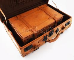 2 db igényes bőr koffer egymásba rakható, nagyobb mérete 60x40 cm Kulccsal, szép állapotban