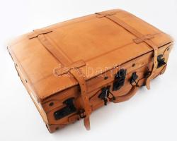 2 db igényes bőr koffer egymásba rakható, nagyobb mérete 60x40 cm Kulccsal, szép állapotban