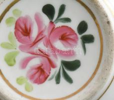 Komacsésze, kézzel festett virágmintával, jelzett, kopással, d: 10,5 cm, m: 7 cm