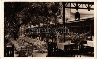 1943 Budapest VI. Az 1858 óta fennálló vendéglő a "Kéményseprő"-höz, kert. Aréna út 106. (ma Dózsa György út)