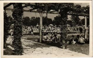 Budapest III. Békásmegyer, Pünkösdfürdő strand, fürdőzők.