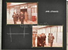 1979 A Kenderfonó és Szövőipari Vállalat Pécsi Fonó- és Szövőgyára 50 éves évfordulójának emlékalbuma, beragasztott fotókkal, meghívóval, össz. kb. 30-35 db. Harántalakú, zsinórfűzéses albumban, 23x33,5 cm