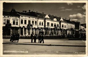 1940 Gyergyószentmiklós, Gheorgheni; Fő tér, magyar zászlók bevonuláskor. Foto Ambrus / main square during the entry of the Hungarian troops, Hungarian flags. photo + "1940 Gyergyószentmiklós visszatért" So. Stpl. (EK)