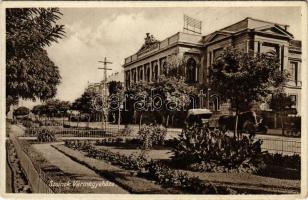 Szolnok, Vármegyeház, lovaskocsi