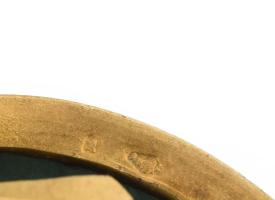 14K arany (Au) bross. gyönggyel és zafirral ékítve jelzett nettó 7,82 g + üveg 35 mm