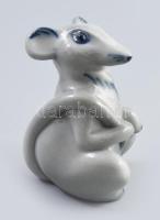 Porcelán patkány figura. Kézzel festett, jelzés nélkül, kis kopással 8 cm