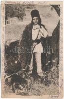 1916 Rumänische Schäferin / Román folklór, juhász asszony / Romanian folklore, shepherd woman (ázott sarkak / wet corners)