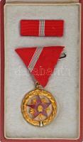 1954. "Szocialista Munkáért Érdemérem" zománcozott, aranyozott bronz kitüntetés mellszalagon, szalagsávval, dombornyomott Rákosi-címeres dísztokban T:AU az eredeti tű a mellszalagról hiányzik NMK 603.