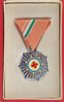 ~1980-1990. "Vöröskeresztes Tevékenységért Kitüntetés Ezüst Fokozat" ezüstözött bronz kitüntetés mellszalagon, tokban T:AU patina