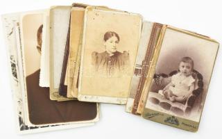 cca 1900-1930 Vegyes fotó tétel, közte vizitkártyák, össz. 18 db, változó méretben és állapotban