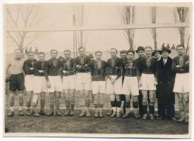 1933 Szezonnyitás Aradon. RIPENSIA Temesvár - AMEFA Arad 3:1. A Ripensia focistái, labdarúgók, futball / Season opening in Arad. RIPENSIA FC Timisoara - AMEFA Arad 3:1. Football players of Ripensia team. Herczeg photo (vágott / cut)