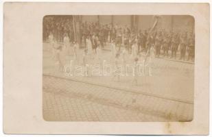 1926 Brassó, Kronstadt, Brasov; Defilare a scolii de fete sasesti / A szász leányiskola felvonulása, román katonák / parade of the Saxon girls&#039; school, Romanian soldiers. photo (fl)