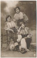 Gyergyótölgyes, Tölgyes, Tulghes, Tulghies; Port de Tulghes si padureanca / Erdélyi népviselet, folklór. Urai János (Arad) felvétele / Transylvanian folklore (EK)