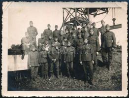 cca 1940 Magyar katonák csoportképe, a háttérben daruval. Fotó, saroktöréssel, 11,5x8,5 cm