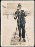 1929 Fényképész a gépével, a hátoldalon datált és aláírt fotó, 12x9 cm