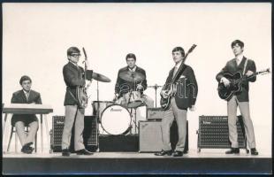 cca 1960-1970 Zenekar, fotólap, Szomszéd András felvétele, 14x8,5 cm