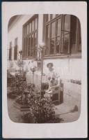 1914 Arad, fiatal hölgy kutyával egy ház udvarán, fotólap, megírva és elküldve, 14x8,5 cm