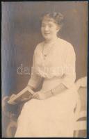 cca 1910-1920 Fiatal hölgy portréja, fotólap, Ganz Albert fényképész (Bp., Izabella u. 62-64.) felvétele, 13,5x8,5 cm