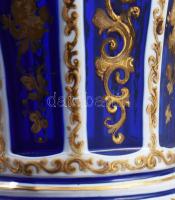 Díszpohár. cca 19. sz. második fele, cseh. Anyagában színezett kéküveg, fehér rétegzésbe köszörült a...