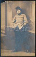 cca 1920 Hölgy (Marosi Nusi) katonaruhában, fotólap Erdős Sándor budapesti műterméből, kisebb sarokhiánnyal, 14x8,5 cm