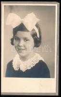 cca 1930 Kislány portréja, fotólap Rónai Dénes (1875-1964) fényképész műterméből (Bp., Váci u. 17.), eredeti hártyapapír borítóval, 13,5x8,5 cm