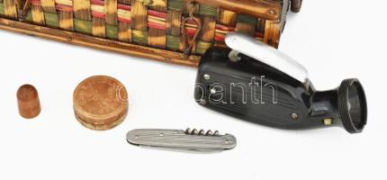 5 darabos bolha tétel: doboz, benne tűtartó, bicska, párizsi kapocs dobozka, kézi lámpa, vegyes álla...