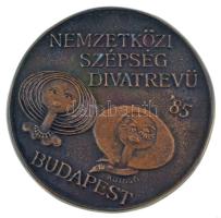 Kutas Ágnes (1966-) 1985. "Nemzetközi Szépség Divatrevü - Budapest" egyoldalas öntött bronz emlékérem, eredeti tokban (84mm) T:UNC patina