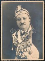 cca 1940 Férfi díszöltözetben, rengeteg kitüntetéssel (még sapkáján is). Fotó, 16x11,5 cm