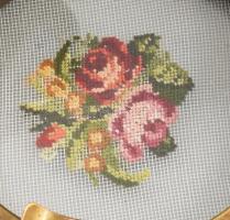 Antik fém hamuzó, gobelin berakással, közepén üveggel,. 12x10x7,5 cm