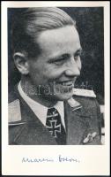 Martin Drewes (1918-2013) német Luftwaffe pilóta, repülő ász (52 légi győzelem, amelyből 43-at éjszaka aratott) autográf aláírása őt ábrázoló képen (későbbi előhívás), 20x12,5 cm / Autograph signature of Martin Drewes (1918-2013) German Luftwaffe pilot, flying ace (52 victories, of which 43 were claimed at night) on a photo (later copy), 20x12.5 cm