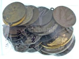 25db-os, főleg 1920-1930-as évekből való sport díjéremből álló tétel, közte: "Debrecen sz. kir. város törvényhatóságának testnevelési bizottsága V. díj" bronz díjérem, 1968. "F.I.S. C.R.L. Vasutas Budapest Rome 1968" aranyozott bronz díjérem, 1934. "Budapesti Labdarúgók Alszövetsége / I. oszt. ifj. bajn. pártos csop." kétoldalas, bronz díjérem "Hawel Bp." gyártói jellel (30mm), ~1910-1930. "Műegyetemi Athletikai és Football Club versenydíja" kétoldalas bronz érem (34x26mm) + "Kereskedelmi alkalmazottak o.e. sportcsoportja versenydíja" kétoldalas Cu-Zn érem, fül nélkül (31mm) + "OTE 1872"kétoldalas ezüstözött bronz érem (28mm) T:vegyes