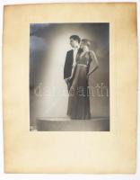 cca 1930-40 Art deco pár, fotó, Forrai József (1881-1981) budapesti fényképész műterméből, kartonra ...