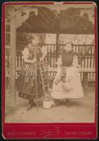 cca 1900 2 szlovák népviseletes lányka kabinetfotó 11x17 cm