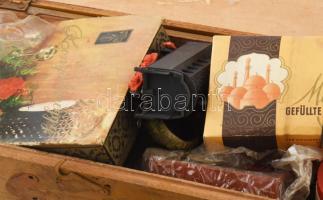 Doboznyi sokdarabos izgalmas zömmel Piko makett tétel, benne tucatnyi vasúti kocsival, mozdonnyal, t...