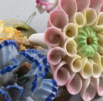 Antik porcelán virág iparművész munka, drótszálakon porcelán virágok, bársonyszalaggal átkötve, szir...