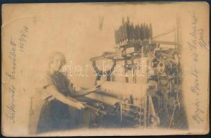 1924 Baja, Posztó- és Takarógyár munkásnője szövőgéppel, munka közben, feliratozott fotólap, kisebb szakadással, 14x9 cm