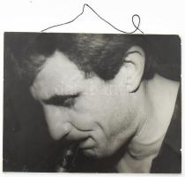 Dresch Mihály (1955-) zenélés közben 1988-ban, jelzés nélküli fotó, kartonra kasírozva, hátoldalán feliratozott, apró felületi sérüléssel, 12,5x17 cm