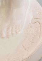 Kisfaludi Strobl Zsigmond (1884-1975): Törölköző nő. Mázas kerámia, jelzett, állán kopással, talpáná...