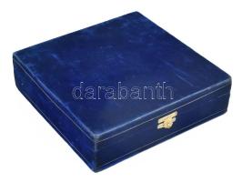 Ezüst (Ag) keleti kávés szett, bársonyborítású díszdobozban. Jelzés nélkül, nettó: 650g