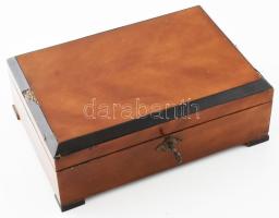 Régi fa ládika, fekete kerettel, kulcsos zárral. Sérüléssel 26x18x10 cm